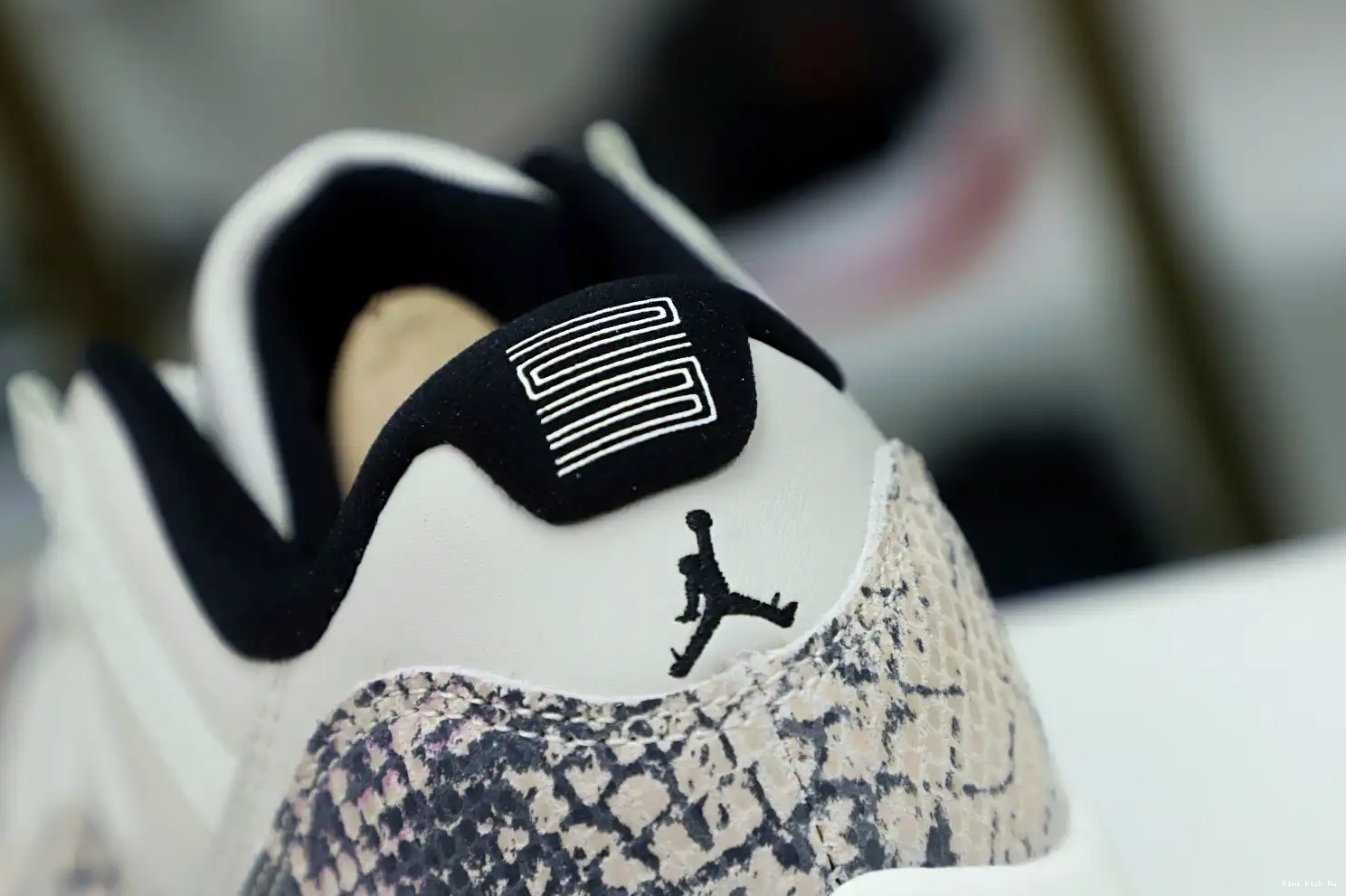 LOW Kimikick JORDAN AIR 11 SNAKESKIN LIGHT BONE 0610